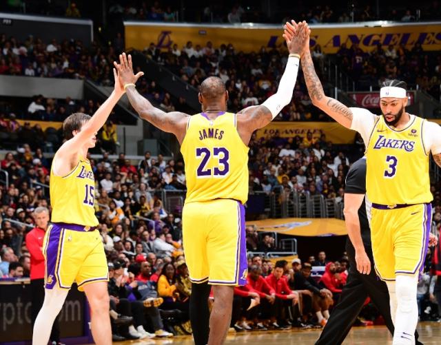 华体会官方-湖人反超国王升至第八 前六争夺战将死磕太阳